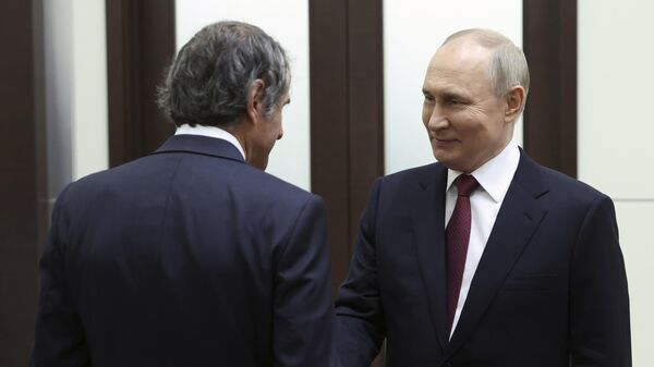 Vladimir Putin (à direita) e o diretor-geral da Agência Internacional de Energia Atômica (AIEA), Rafael Grossi, apertam as mãos durante reunião em Sochi. Rússia, 6 de março de 2024 - Sputnik Brasil