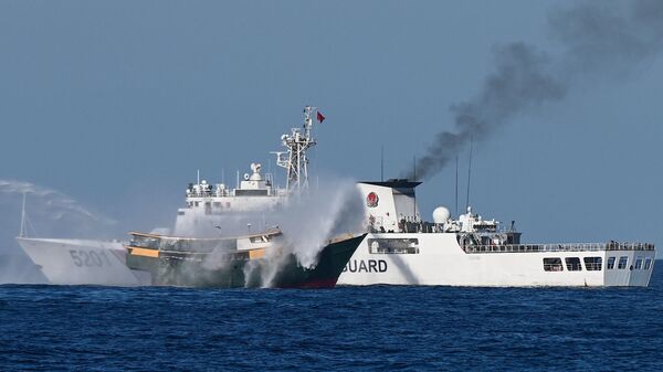 Navio da Guarda Costeira da China posicionando um canhão de água no militar filipino fretado em Unaizah em 4 de maio (C) durante sua missão de abastecimento ao Second Thomas Shoal, no disputado mar do Sul da China, 5 de março de 2024  - Sputnik Brasil
