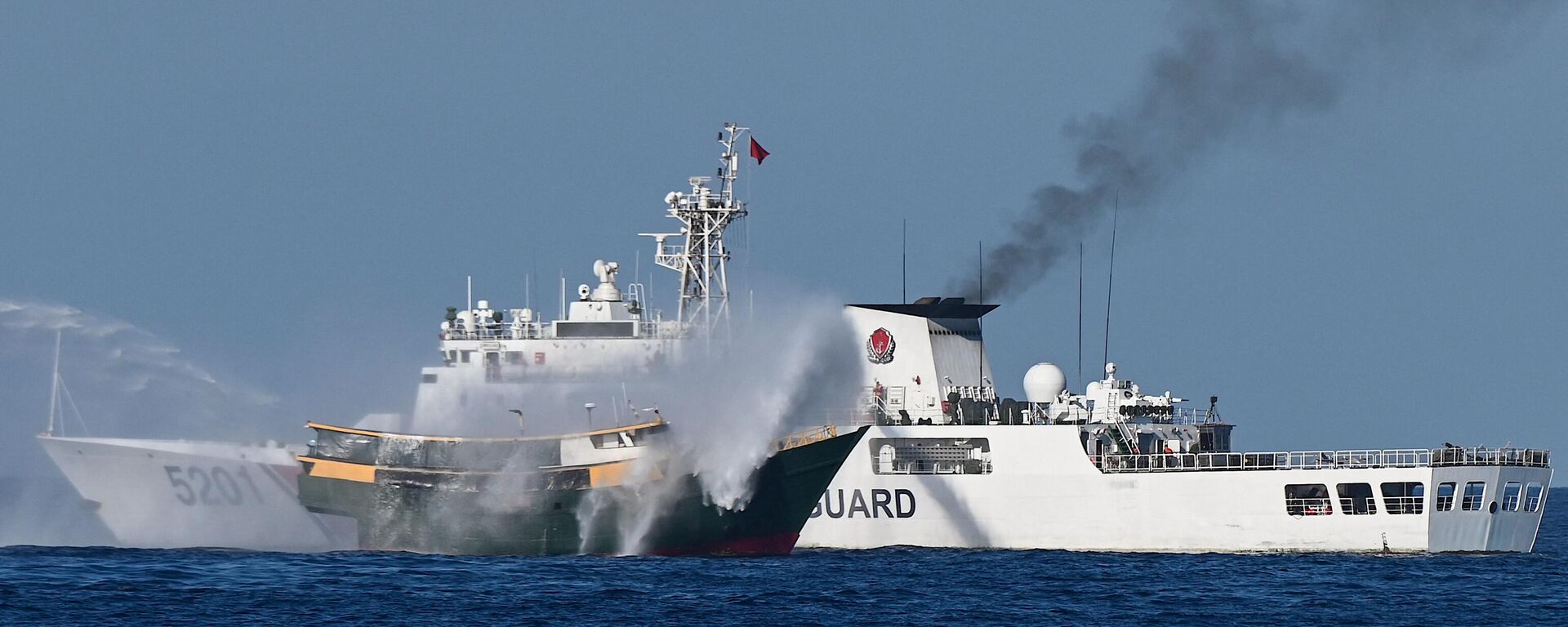 Navio da Guarda Costeira da China posicionando um canhão de água no militar filipino fretado em Unaizah em 4 de maio (C) durante sua missão de abastecimento ao Second Thomas Shoal, no disputado mar do Sul da China, 5 de março de 2024  - Sputnik Brasil, 1920, 09.03.2024