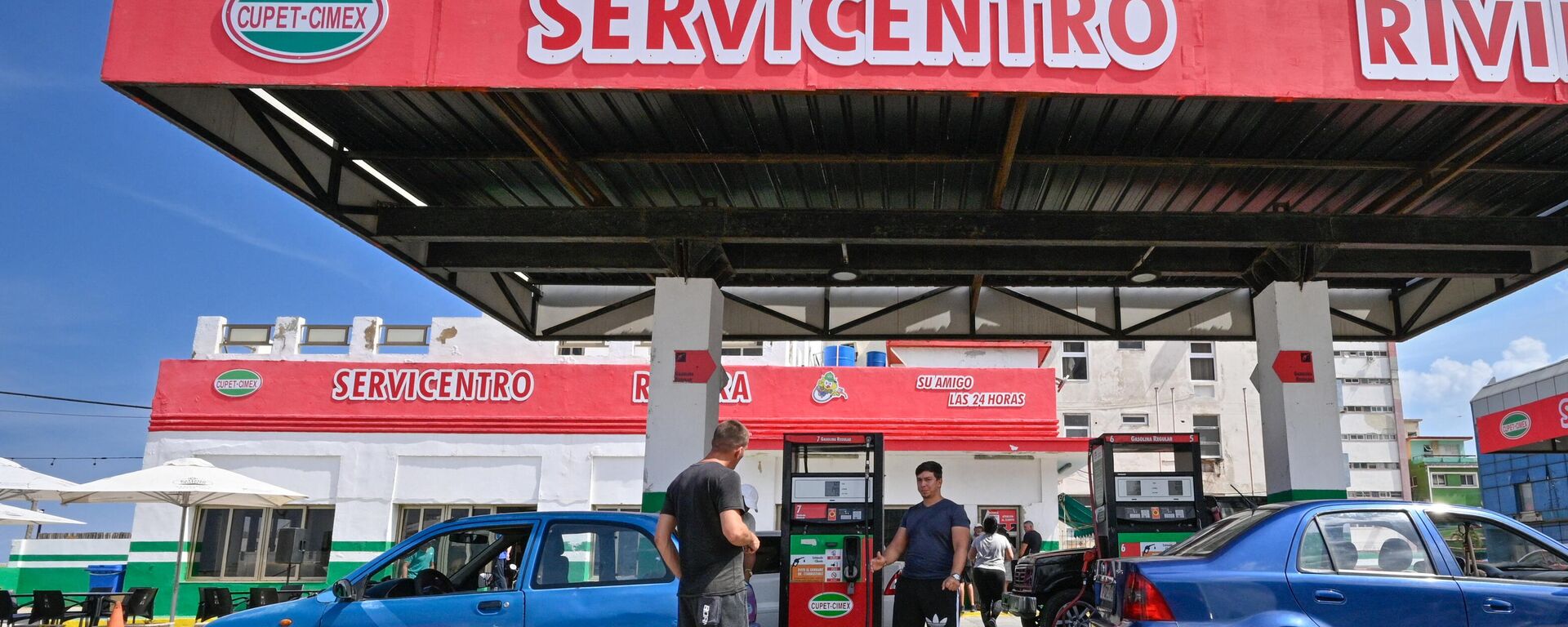 Pessoas enchem seus carros em um posto de gasolina em Havana, Cuba, 29 de fevereiro de 2024 - Sputnik Brasil, 1920, 09.03.2024