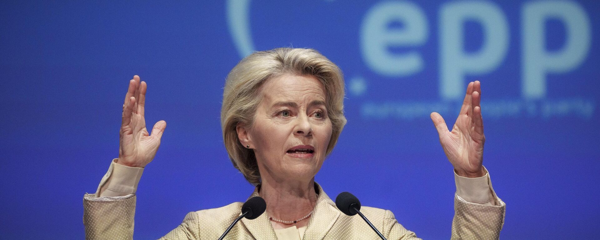 Ursula von der Leyen, presidente da Comissão Europeia, discursa no Congresso do Partido do Povo Europeu em Bucareste, Romênia, 7 de março de 2024 - Sputnik Brasil, 1920, 10.02.2025