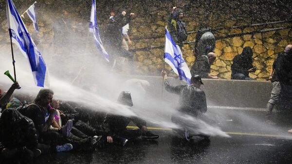 Polícia usa caminhões de água para dispersar manifestantes durante protesto contra o governo. Tel Aviv, 9 de março de 2024 - Sputnik Brasil