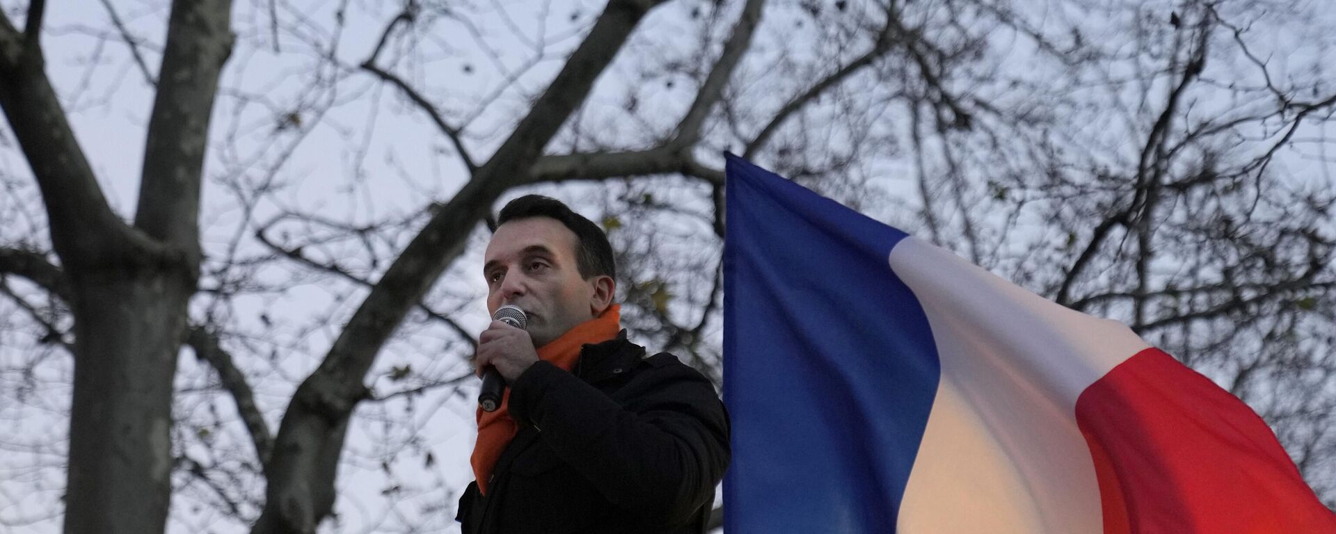 Político de direita Florian Philippot, líder do partido francês Patriotas, dá discurso no final de uma marcha de protesto em Paris, França, 18 de dezembro de 2021 - Sputnik Brasil, 1920, 28.05.2024