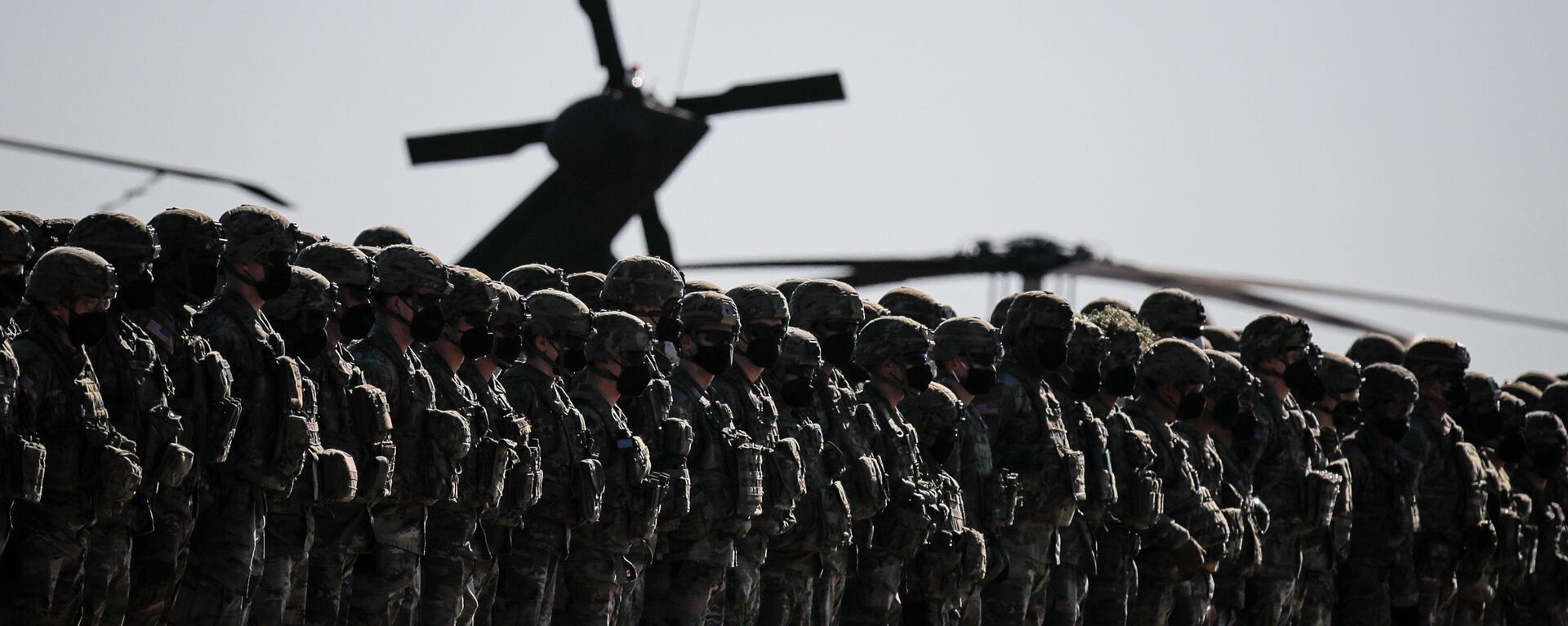 Soldados dos EUA fazem fila durante a visita do secretário-geral da OTAN, Jens Stoltenberg, à base aérea Mihail Kogalniceanu, perto da cidade portuária de Constanta, no mar Negro, leste da Romênia, 11 de fevereiro de 2022 - Sputnik Brasil, 1920, 10.03.2024