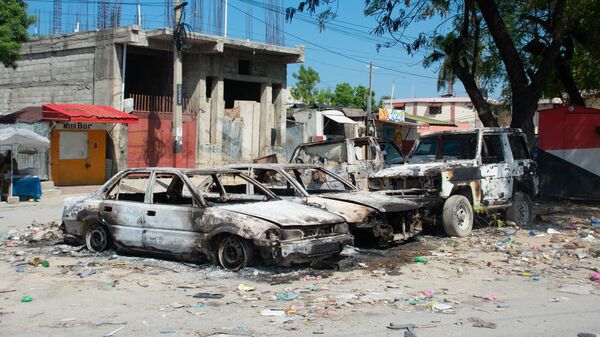 
Veículos carbonizados permanecem estacionados enquanto a violência de gangues se intensifica em Porto Príncipe, Haiti, em 9 de março de 2024.  - Sputnik Brasil