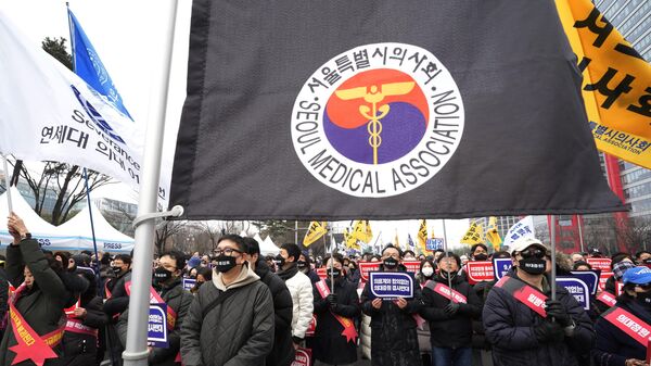 Médicos realizam um comício contra a política médica do governo em Seul, Coreia do Sul, domingo, 3 de março de 2024.  - Sputnik Brasil