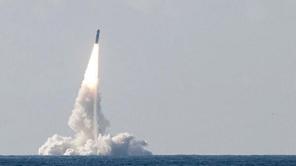 Teste de lançamento de um míssil balístico francês lançado por submarino M51 (SLBM), capaz de transportar até dez ogivas nucleares - Sputnik Brasil
