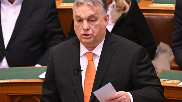 Viktor Orbán, primeiro-ministro húngaro, discursa durante sessão parlamentar antes da votação sobre a adesão da Suécia à OTAN e da votação sobre o novo presidente húngaro, no Parlamento em Budapeste, Hungria, 26 de fevereiro de 2024 - Sputnik Brasil