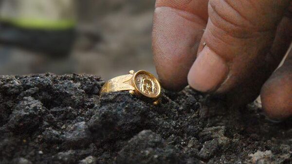Anel de ouro de 500 anos encontrado em Kalmar, Suécia - Sputnik Brasil