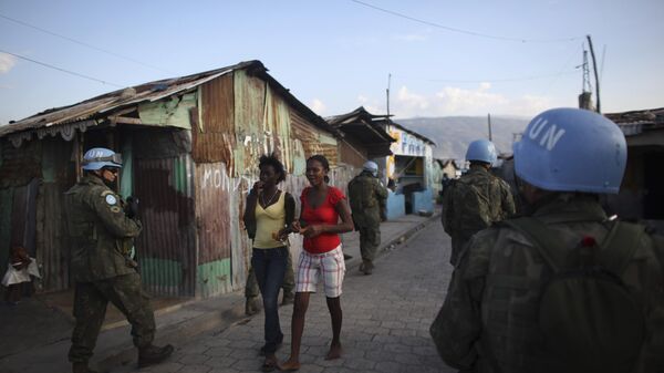 Soldados da paz da ONU do Brasil patrulham na favela de Cite Soleil, em Porto Príncipe. Haiti, 21 de março de 2011 - Sputnik Brasil
