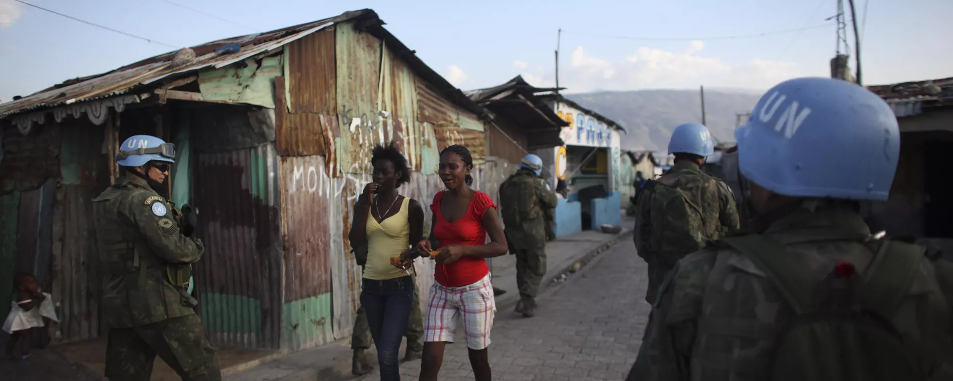 Soldados brasileiros da missão de paz da Organização das Nações Unidas (ONU) patrulham a favela de Cité Soleil, em Porto Príncipe, no Haiti, em 21 de março de 2011 - Sputnik Brasil, 1920, 30.09.2024