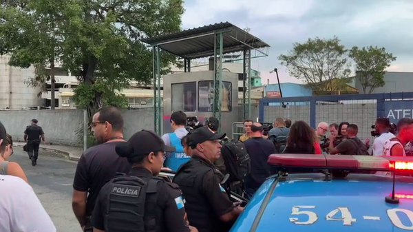 Policiais militares do Rio de Janeiro se mobilizam nos arredores da Rodoviária do Rio, no Centro do Rio de Janeiro, onde um homem sequestrou um ônibus de viagem em 12 de março de 2024 - Sputnik Brasil