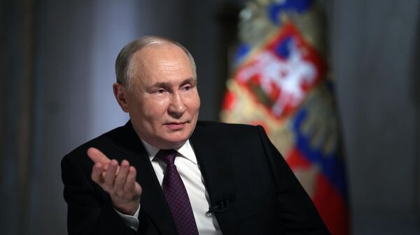 Presidente da Rússia, Vladimir Putin, durante entrevista ao diretor-geral do grupo midiático Rossiya Segodnya, Dmitry Kiselev, em 12 de março de 2024 - Sputnik Brasil