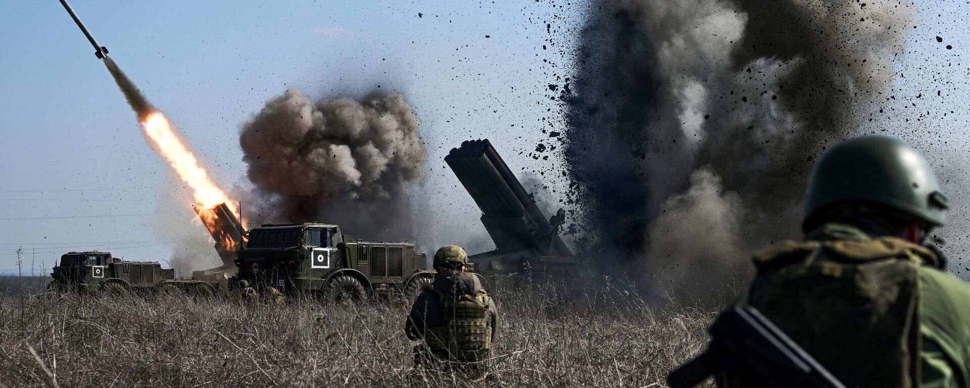 Militares russos da divisão de brigada de artilharia do grupo de forças Centro disparam um sistema de foguetes de lançamento múltiplo BM-27 9K57 Uragan (Furacão) em direção a posições das Forças Armadas Ucranianas, 3 de março de 2024 - Sputnik Brasil, 1920, 07.06.2024