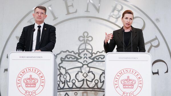 A primeira-ministra dinamarquesa, Mette Frederiksen, e o ministro da Defesa, Troels Lund Poulsen, participam de uma conferência de imprensa em Copenhague, em 22 de fevereiro de 2024 - Sputnik Brasil