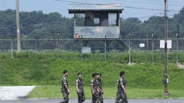 Soldados do Exército sul-coreano passam por posto de guarda militar no Pavilhão Imjingak em Paju, Coreia do Sul, perto da fronteira com a Coreia do Norte, 19 de julho de 2023 - Sputnik Brasil