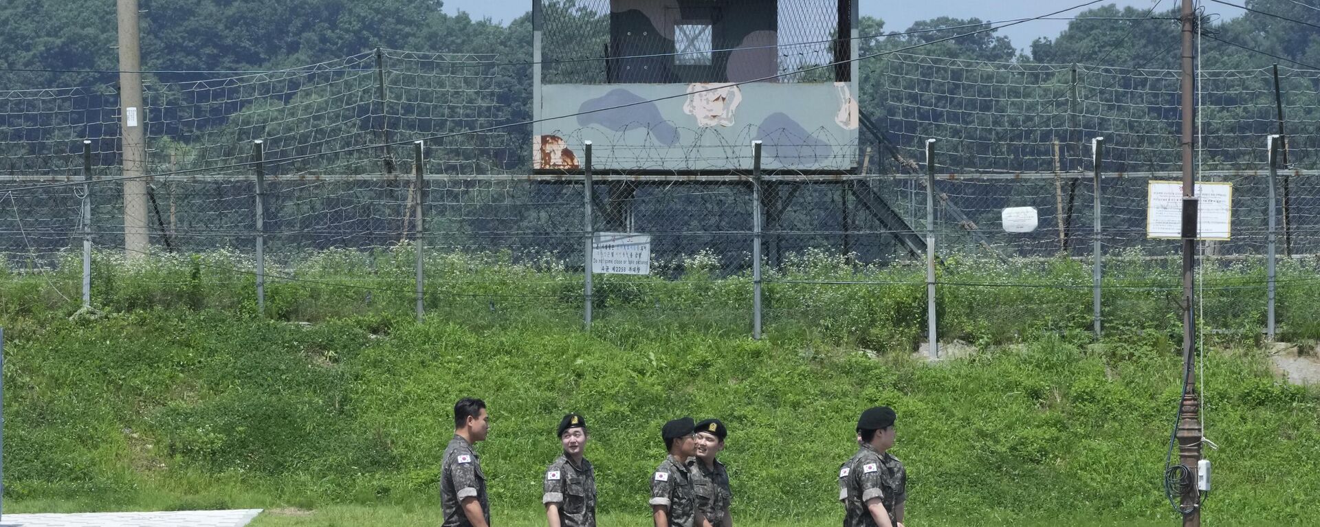 Soldados do Exército sul-coreano passam por posto de guarda militar no Pavilhão Imjingak em Paju, Coreia do Sul, perto da fronteira com a Coreia do Norte, 19 de julho de 2023 - Sputnik Brasil, 1920, 14.10.2024