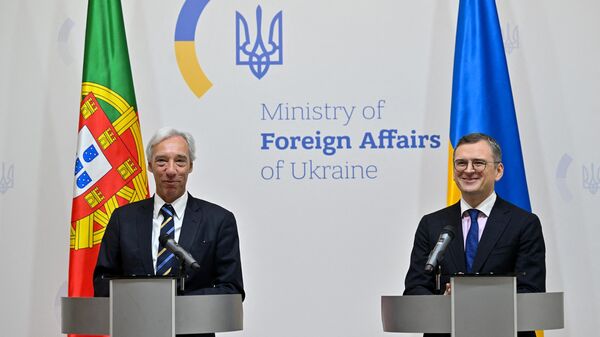 O Ministro dos Negócios Estrangeiros ucraniano, Dmytro Kuleba (R), e o seu homólogo português, João Gomes Cravinho (E), reagem ao dirigirem-se aos meios de comunicação social durante uma conferência de imprensa conjunta após as suas conversações em Kiev, em 6 de fevereiro de 2024 - Sputnik Brasil