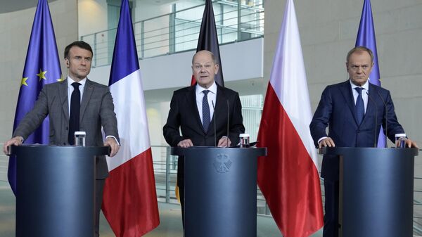 O chanceler alemão Olaf Scholz, ao centro, o presidente francês Emmanuel Macron, à esquerda, e o primeiro-ministro da Polônia, Donald Tusk, conversam com a mídia em uma coletiva de imprensa em Berlim. Alemanha, 15 de março de 2024  - Sputnik Brasil