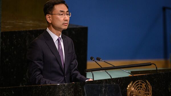 O embaixador da China nas Nações Unidas, Geng Shuang, fala durante uma reunião de emergência da AGNU para discutir as anexações russas na Ucrânia, na sede da ONU na cidade de Nova York. EUA, 12 de outubro de 2022 - Sputnik Brasil