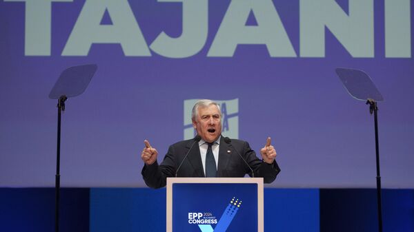 Antonio Tajani, vice-primeiro-ministro e ministro das Relações Exteriores da Itália, discursa no Congresso do Partido Popular Europeu em Bucareste, Romênia, 7 de março de 2024 - Sputnik Brasil