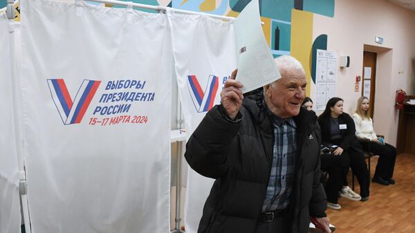 Um homem vota no próximo presidente da Rússia em uma seção eleitoral nº 4127 em Vladivostok - Sputnik Brasil