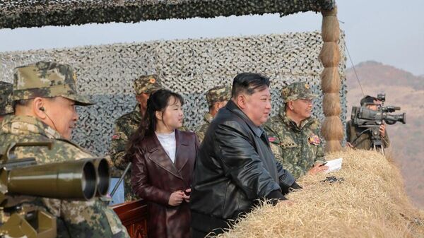 Kim Jong-un junto com sua filha olhando para as tropas de um posto de observação - Sputnik Brasil