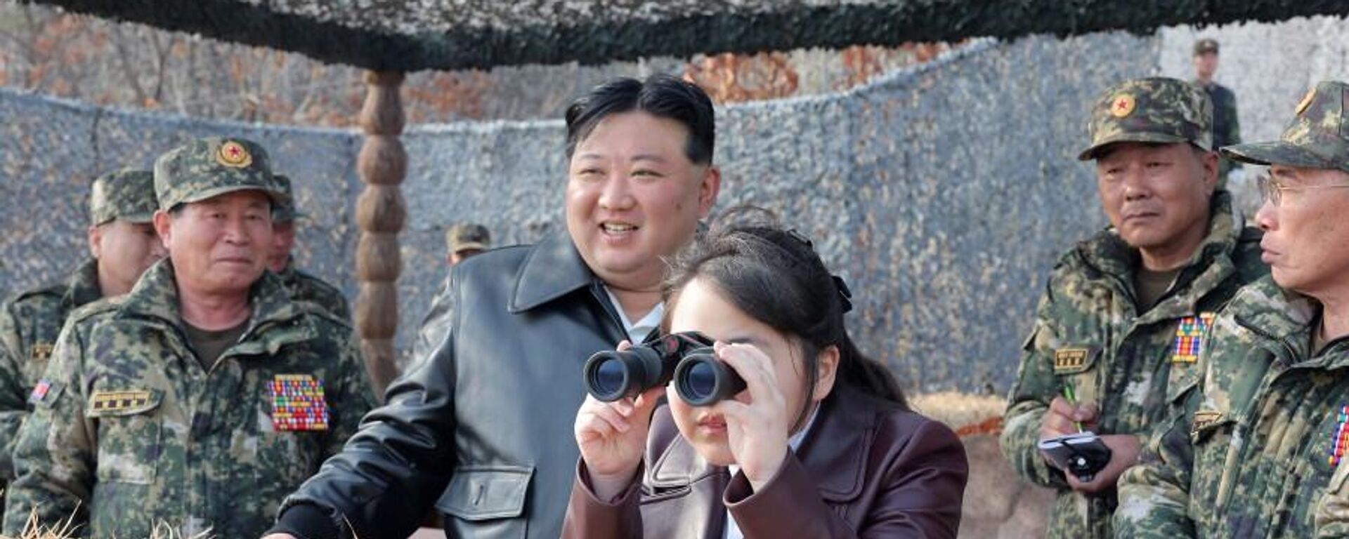 Kim Jong-un junto com sua filha inspecionando a prontidão dos soldados que participam dos exercícios - Sputnik Brasil, 1920, 10.06.2024