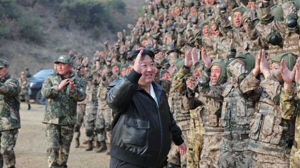 Kim Jong-un cumprimentando os soldados nos exercícios das forças aéreas - Sputnik Brasil