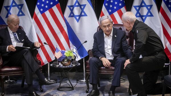 O primeiro-ministro israelense, Benjamin Netanyahu (2nR), conversa com o ministro da Defesa, Yoav Gallant (R), durante sua reunião com o presidente dos EUA, Joe Biden (L), no início da reunião do gabinete de guerra israelense, em Tel Aviv, em 18 de outubro de 2023 - Sputnik Brasil