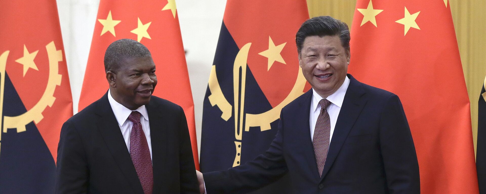 O presidente de Angola, João Lourenço, à esquerda, e o presidente chinês, Xi Jinping, preparam-se para o seu encontro bilateral no Grande Salão do Povo em Pequim, domingo, 2 de setembro de 2018 - Sputnik Brasil, 1920, 17.03.2024