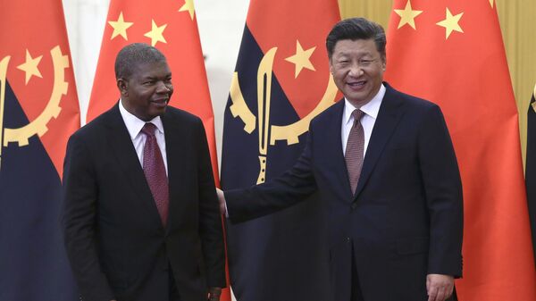 O presidente de Angola, João Lourenço, à esquerda, e o presidente chinês, Xi Jinping, preparam-se para o seu encontro bilateral no Grande Salão do Povo em Pequim, domingo, 2 de setembro de 2018 - Sputnik Brasil