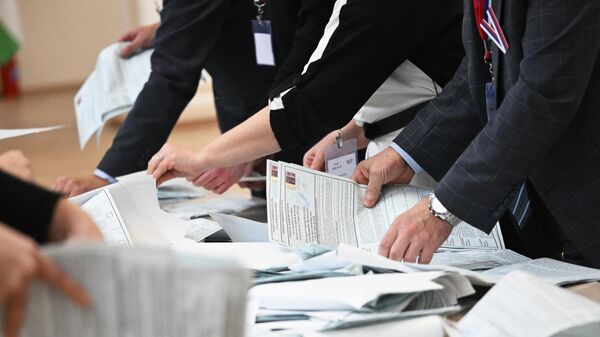 Membros da comissão eleitoral de Kazan contam os votos após o término da votação nas eleições presidenciais russas, em 17 de março de 2024 - Sputnik Brasil