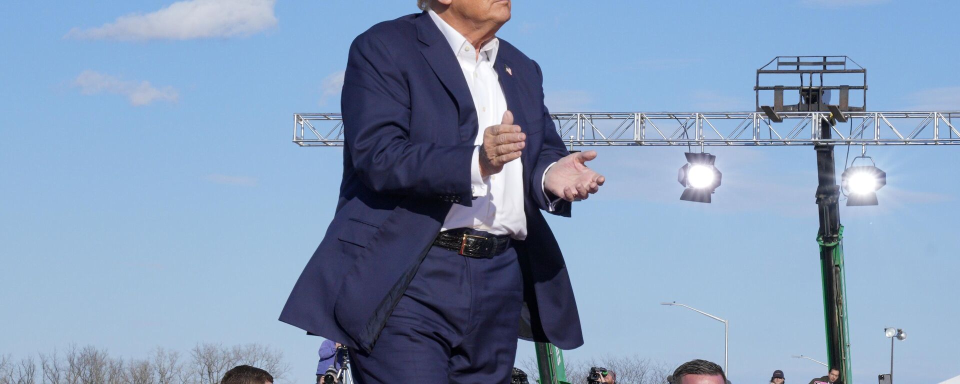 Donald Trump, candidato presidencial republicano e ex-presidente dos EUA (2017-2021), em frente a multidão após comício de campanha, , em Vandalia, Ohio, EUA, 16 de março de 2024 - Sputnik Brasil, 1920, 14.06.2024
