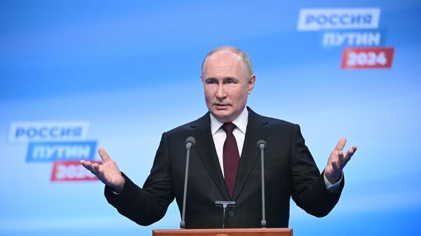 O candidato presidencial russo e atual presidente russo, Vladimir Putin, fala aos repórteres na sede de sua campanha em discurso de vitória, 17 de março de 2024 - Sputnik Brasil
