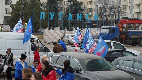 Participantes de manifestação automobilística em homenagem à vitória de Vladimir Putin na eleição presidencial russa, em Lugansk, República Popular de Lugansk, Rússia, foto publicada em 18 de março de 2024 - Sputnik Brasil