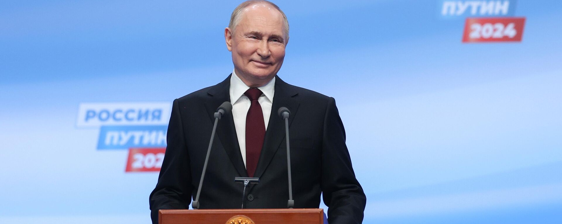 Vladimir Putin, candidato à presidência da Rússia e atual presidente, fala com jornalistas em sua sede eleitoral, em 18 de março de 2024 - Sputnik Brasil, 1920, 09.05.2024
