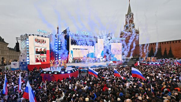 Espectadores e participantes durante o show na Praça Vermelha dedicado ao 10º aniversário da reunificação da Crimeia com a Rússia. Moscou, Rússia, 18 de março de 2024 - Sputnik Brasil