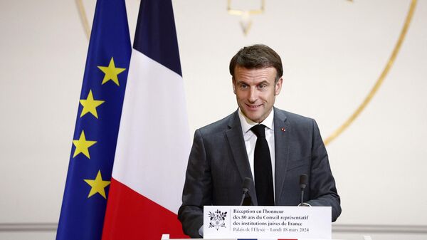 O presidente francês Emmanuel Macron faz um discurso durante uma cerimônia para comemorar o 80º aniversário do Conselho das Instituições Judaicas Francesas no Palácio do Eliseu, em Paris, em 18 de março de 2024 - Sputnik Brasil