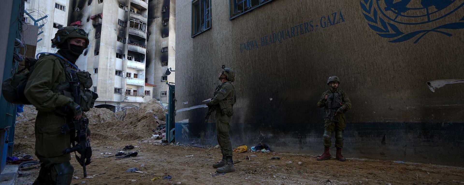 Prédio da Agência das Nações Unidas de Assistência aos Refugiados da Palestina no Próximo Oriente (UNRWA, na sigla em inglês) parcialmente destruído por militares israelenses sob a justificativa de encontrarem túneis usados pelo Hamas nas proximidades. Faixa de Gaza, 8 de fevereiro de 2024 - Sputnik Brasil, 1920, 07.05.2024