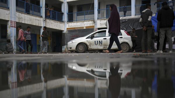 Palestinos deslocados se refugiam em uma escola administrada pela Agência das Nações Unidas para os Refugiados Palestinos (UNRWA), em Rafah, sul da Faixa de Gaza, em 3 de março de 2024 - Sputnik Brasil