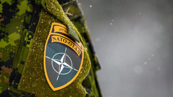 O logotipo da OTAN é visto em um uniforme durante o exercício militar anual da OTAN Winter Shield 2021 em Adazi, Letônia, 29 de novembro de 2021 - Sputnik Brasil