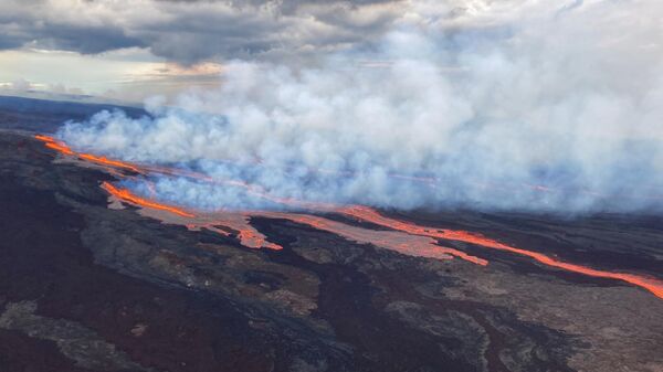 Nesta imagem aérea divulgada pelo Serviço Geológico dos Estados Unidos, o vulcão Mauna Loa é visto em erupção a partir de aberturas na zona nordeste da fenda, na Ilha Grande do Havaí, 28 de novembro de 2022 - Sputnik Brasil
