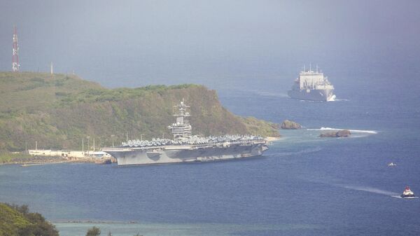 Porta-aviões USS Theodore Roosevelt, dos EUA, atracado na base naval de Guam, no porto de Apra, no oceano Pacifico, em 27 de abril de 2020 - Sputnik Brasil