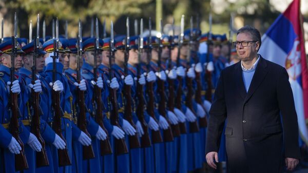 Aleksandar Vucic, presidente da Sérvia, passa em revista à guarda de honra durante cerimônia de boas-vindas no quartel do Exército do país, em Belgrado, em 30 de janeiro de 2024 - Sputnik Brasil
