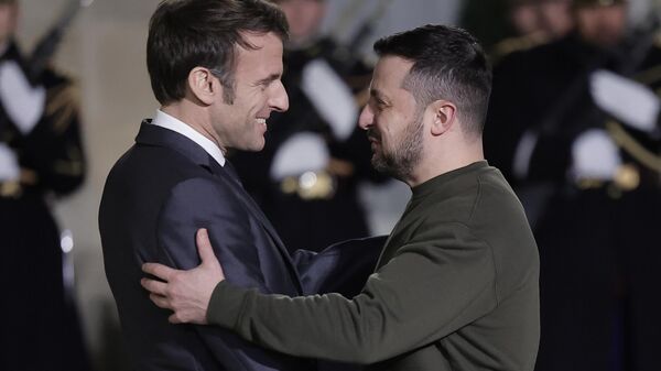 O presidente da França, Emmanuel Macron, e seu homólogo ucraniano, Vladimir Zelensky, se cumprimentam antes de jantar com o primeiro-ministro da Alemanha, Olaf Scholz. Paris, 8 de fevereiro de 2023 - Sputnik Brasil