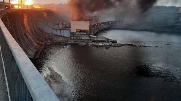 Incêndio deflagra após ataque à usina hidrelétrica de Dniepre - Sputnik Brasil