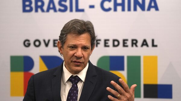 O Ministro da Fazenda do Brasil, Fernando Haddad, fala à mídia na Embaixada do Brasil em Pequim, em Pequim, 14 de abril de 2023 - Sputnik Brasil