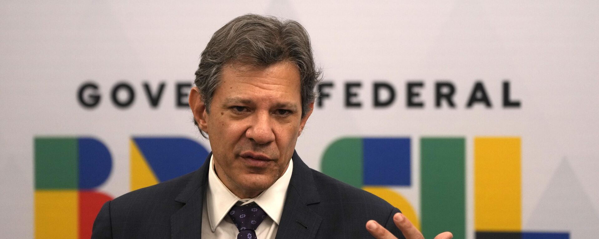 O Ministro da Fazenda do Brasil, Fernando Haddad, fala à mídia na Embaixada do Brasil em Pequim, em Pequim, 14 de abril de 2023 - Sputnik Brasil, 1920, 22.03.2024