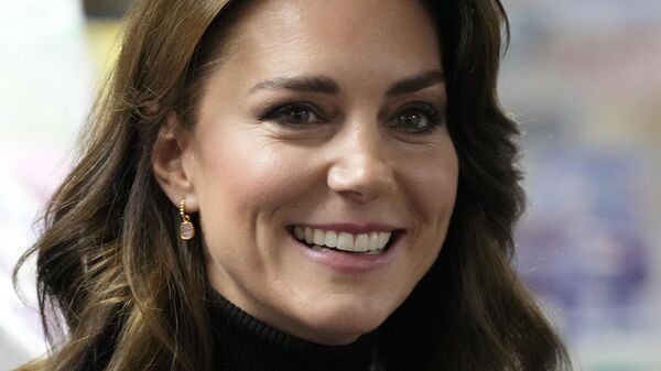 Kate, Princesa de Gales, sorri ao falar com uma mulher durante sua visita a Sebby's Corner, no norte de Londres, em 24 de novembro de 2023 - Sputnik Brasil